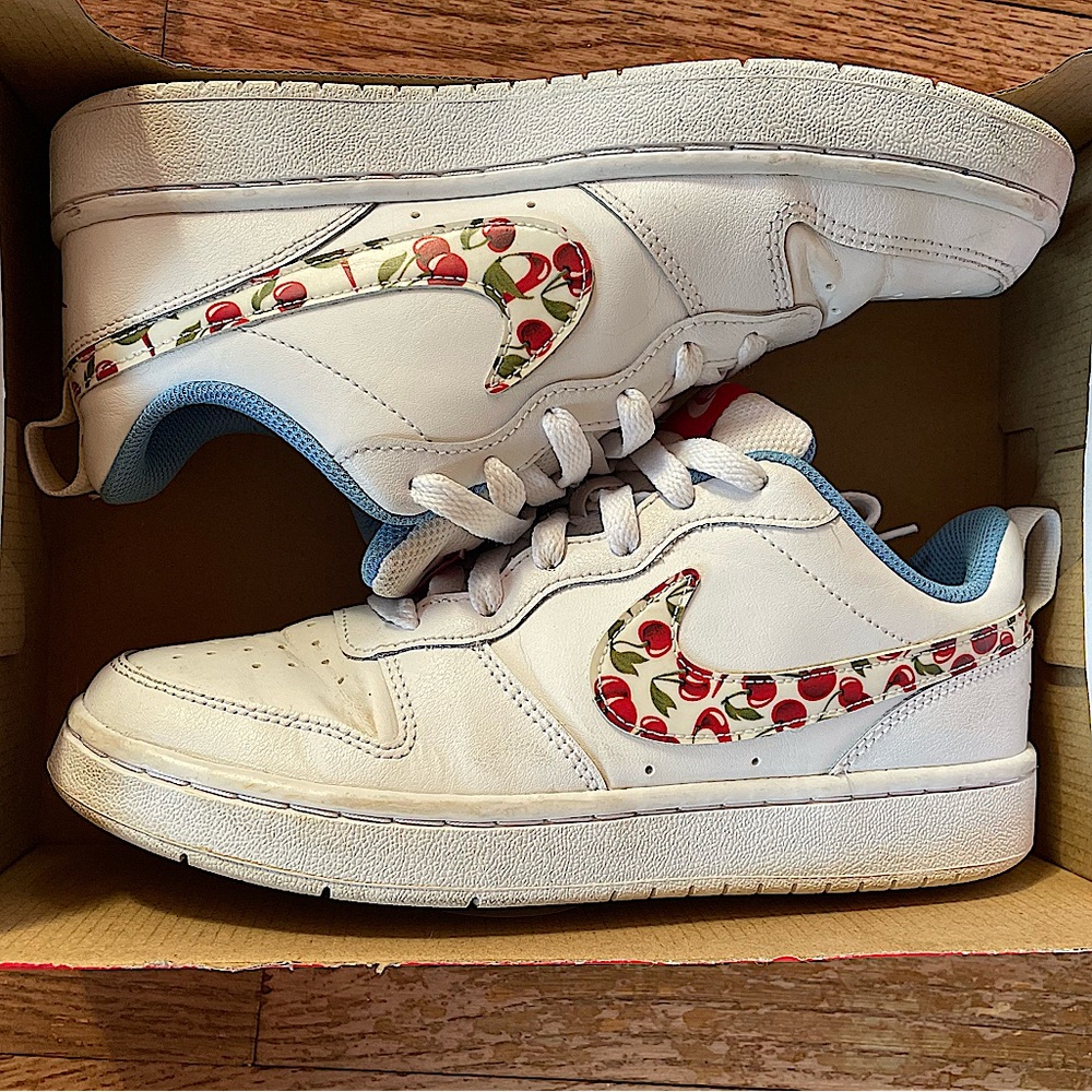 nike court borough women’s 6.5/youth 5 white cherry